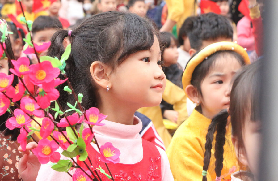 Các em nhỏ chăm chú lắng nghe và thể hiện sự thích thú.