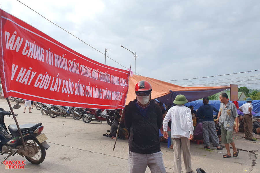 Người dân dựng lều, căng băng rôn vì lo ngại ô nhiễm môi trường. (Ảnh: Phạm Tâm) Người dân dựng lều, căng băng rôn vì lo ngại ô nhiễm môi trường. (Ảnh: Phạm Tâm)