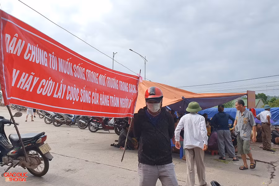 Người dân dựng lều, căng băng rôn vì lo ngại ô nhiễm môi trường. (Ảnh: Phạm Tâm)