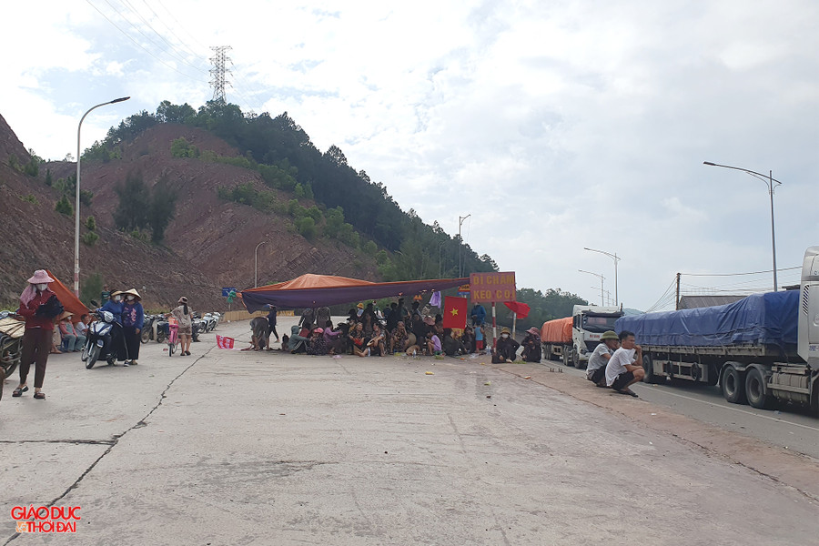 Người dân chặn tuyến đường vào Cảng biển quốc tế Vissai trong sáng nay. (Ảnh: Phạm Tâm) Người dân chặn tuyến đường vào Cảng biển quốc tế Vissai trong sáng nay. (Ảnh: Phạm Tâm)