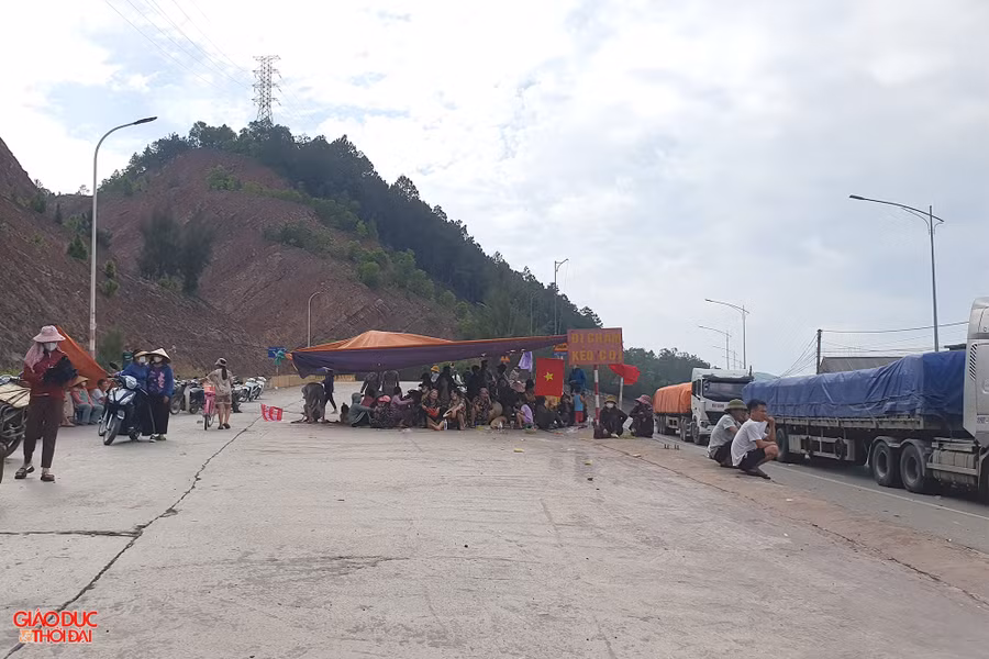 Người dân chặn tuyến đường vào Cảng biển quốc tế Vissai trong sáng nay. (Ảnh: Phạm Tâm)
