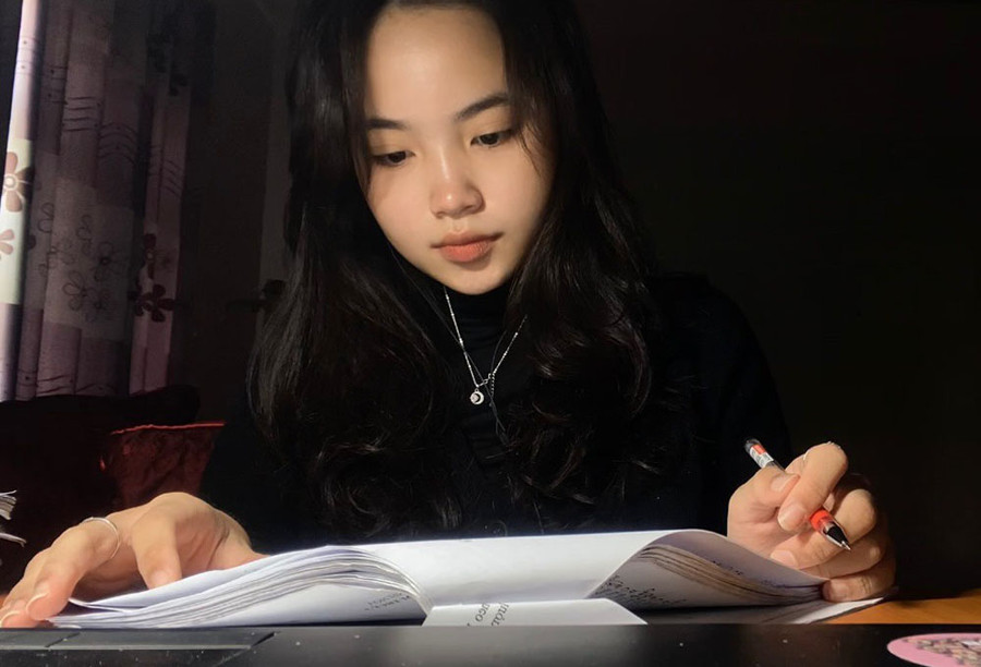 Em Ngô Thị Hoài An, lớp 12B6, Trường THPT Hàm Rồng ôn thi tốt nghiệp tại nhà. Ảnh: LT.
