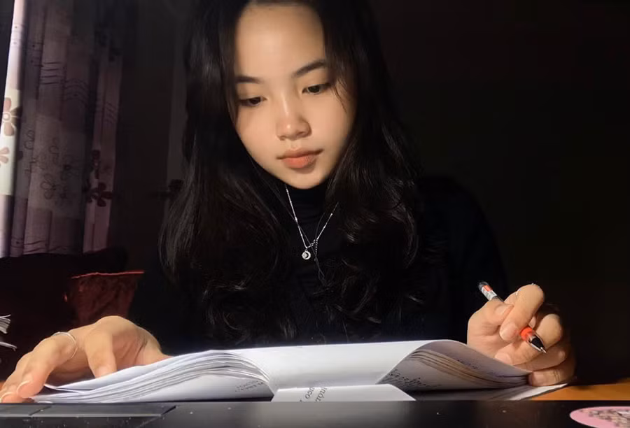 Em Ngô Thị Hoài An, lớp 12B6, Trường THPT Hàm Rồng ôn thi tốt nghiệp tại nhà. Ảnh: LT.