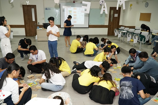 Các bạn sinh viên tham dự tuần lễ Khoa học và Nghệ thuật cùng nhau làm lồng đèn