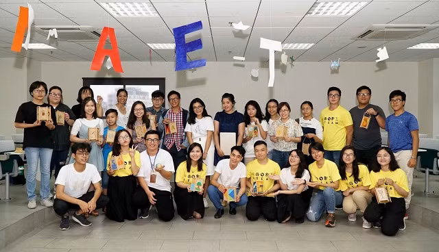 Các sinh viên tham dự Tuần lễ Khoa học và Nghệ thuật chụp hình cùng nhau