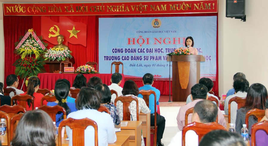 Các đại biểu tích cực đóng góp ý kiến