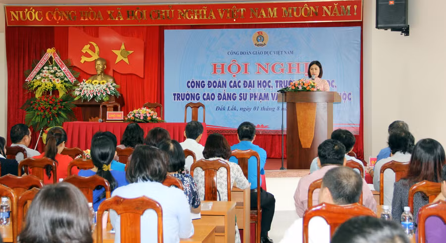 Các đại biểu tích cực đóng góp ý kiến