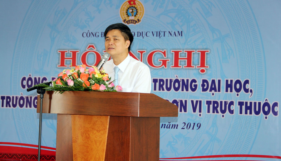 Phó Chủ tịch Tổng liên đoàn Lao động Việt Nam Ngọ Duy Hiểu trao đổi tại Hội nghị