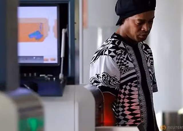 Ronaldinho bị tước hộ chiếu và phong tỏa tài sản