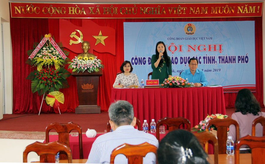 Bà Nguyễn Thị Bích Hợp - Phó Chủ tịch CĐGD Việt Nam chủ trì tham luận và thảo luận Bà Nguyễn Thị Bích Hợp - Phó Chủ tịch CĐGD Việt Nam chủ trì tham luận và thảo luận