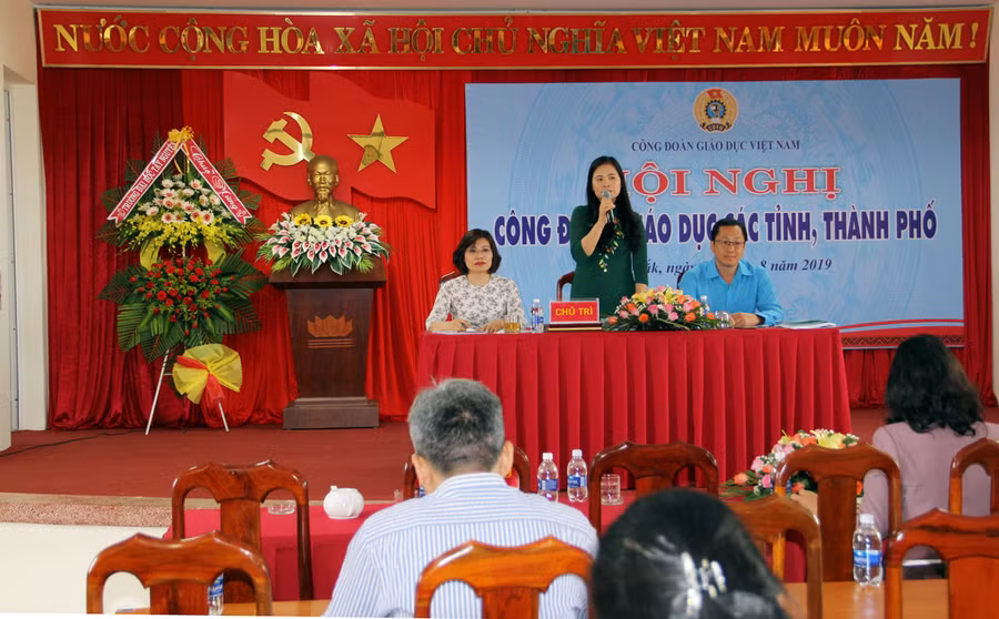 Bà Nguyễn Thị Bích Hợp - Phó Chủ tịch CĐGD Việt Nam chủ trì tham luận và thảo luận