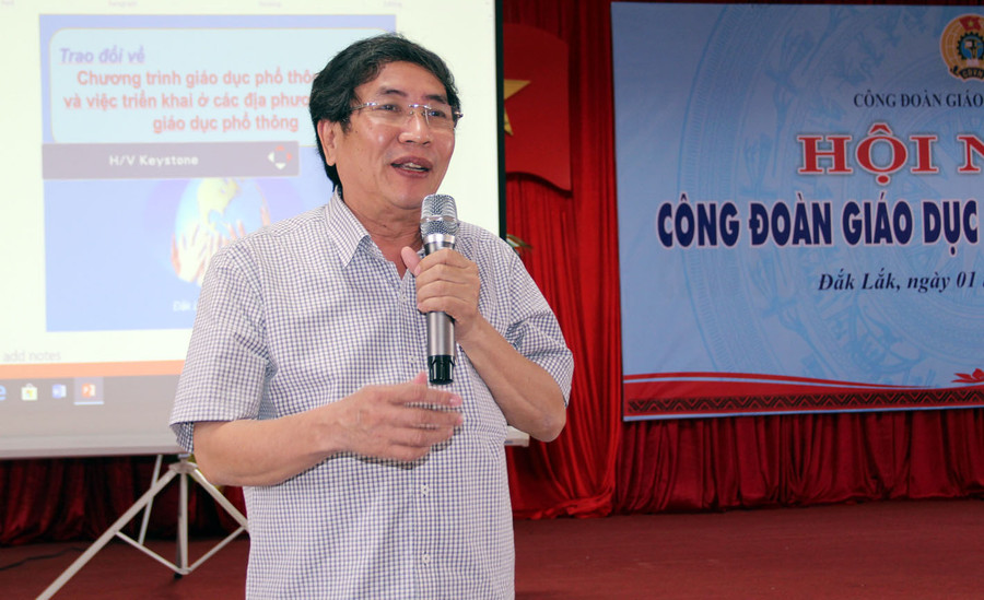 Vụ trưởng Vụ Trung học Vũ Đình Chuẩn giới thiệu, chia sẻ với các đại biều về chương trình GD phổ thông mới