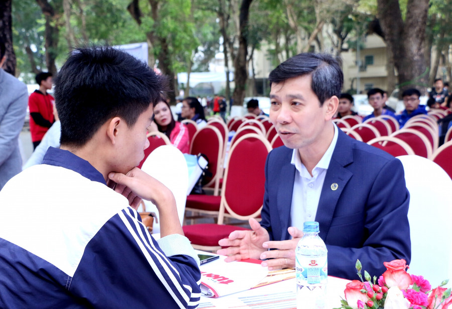 PGS.TS Nguyễn Thanh Chương trong một buổi tư vấn tuyển sinh. Ảnh tư liệu: Khôi Nguyên. PGS.TS Nguyễn Thanh Chương trong một buổi tư vấn tuyển sinh. Ảnh tư liệu: Khôi Nguyên.