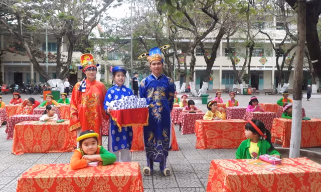 Thi viết chữ đẹp trong Ngày hội mùa xuân của trường Tiểu học Trần Văn Ơn (Đà Nẵng) tái hiện không khí thi cử ngày xưa.