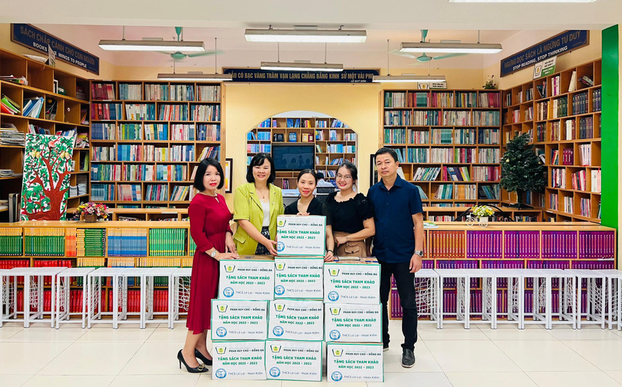 Cô Ngô Thị Thành (thứ 2 từ trái sang) - Phó Hiệu trưởng Trường THPT Phan Huy Chú - Đống Đa tặng sách tại Trường THCS Lê Lợi - quận Hoàn Kiếm ngày 21/9. Cô Ngô Thị Thành (thứ 2 từ trái sang) - Phó Hiệu trưởng Trường THPT Phan Huy Chú - Đống Đa tặng sách tại Trường THCS Lê Lợi - quận Hoàn Kiếm ngày 21/9.