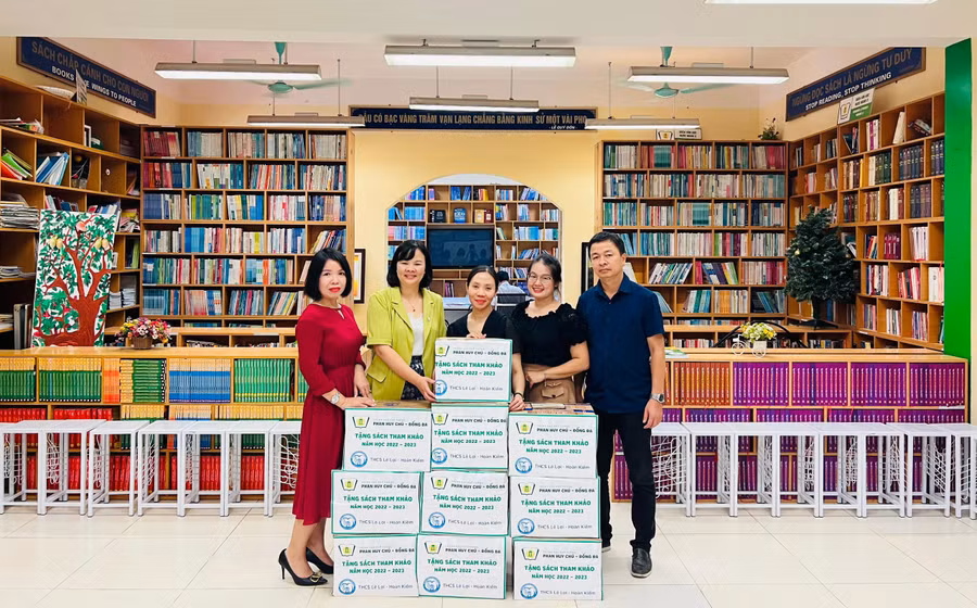 Cô Ngô Thị Thành (thứ 2 từ trái sang) - Phó Hiệu trưởng Trường THPT Phan Huy Chú - Đống Đa tặng sách tại Trường THCS Lê Lợi - quận Hoàn Kiếm ngày 21/9.