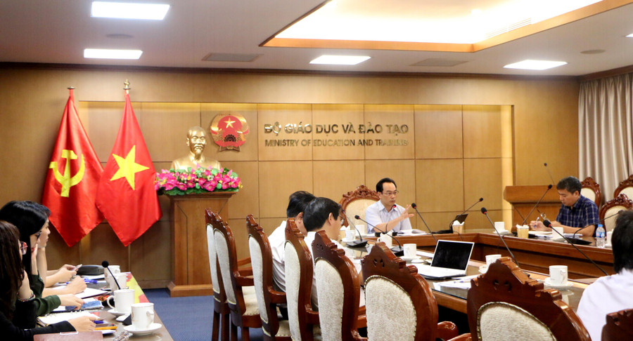 Cuộc họp dưới sự chủ trì của Thứ trưởng Hoàng Minh Sơn và đại diện các cục, vụ liên quan.