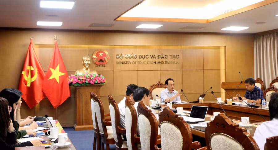 Cuộc họp dưới sự chủ trì của Thứ trưởng Hoàng Minh Sơn và đại diện các cục, vụ liên quan.