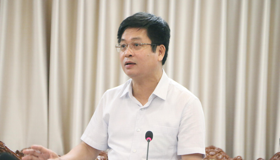 PGS.TS Nguyễn Xuân Thành - Vụ trưởng Vụ Giáo dục Trung học phát biểu ý kiến góp ý tại buổi họp.