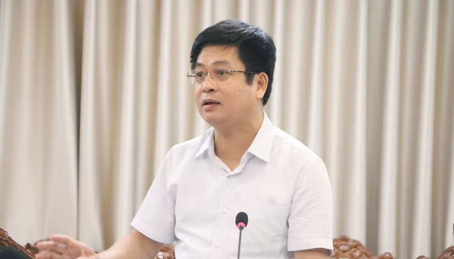 PGS.TS Nguyễn Xuân Thành - Vụ trưởng Vụ Giáo dục Trung học phát biểu ý kiến góp ý tại buổi họp.