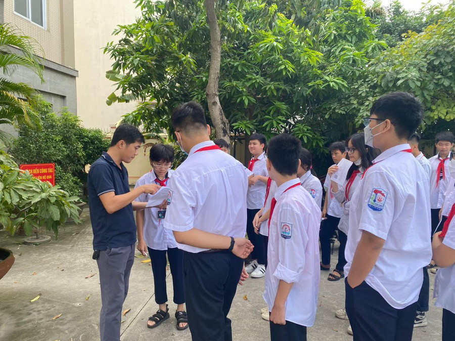 Trước khi vào, các em được cán bộ hướng dẫn các giấy tờ tùy thân cần mang theo.