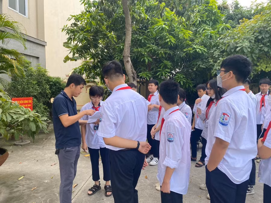 Trước khi vào, các em được cán bộ hướng dẫn các giấy tờ tùy thân cần mang theo.