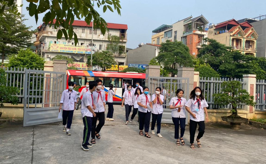 Hàng trăm em học sinh trên địa bàn được Công an phường bố trí xe đưa đón để đi làm CCCD gắn chíp.