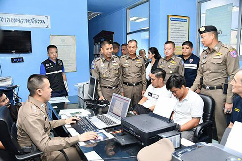 Hai nghi phạm đang bị cảnh sát ở đồn Lumpini, Bangkok hỏi cung. Hai nghi phạm đang bị cảnh sát ở đồn Lumpini, Bangkok hỏi cung. Ảnh: Bangkokpost.