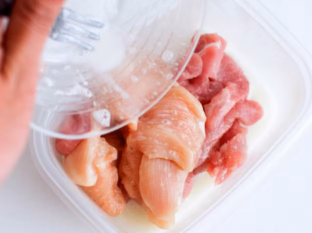 Món thịt sẽ mềm tan trong miệng và không bị dai nhách nhờ ướp thứ "nước thần" này ảnh 3 Món thịt sẽ mềm tan trong miệng và không bị dai nhách nhờ ướp thứ