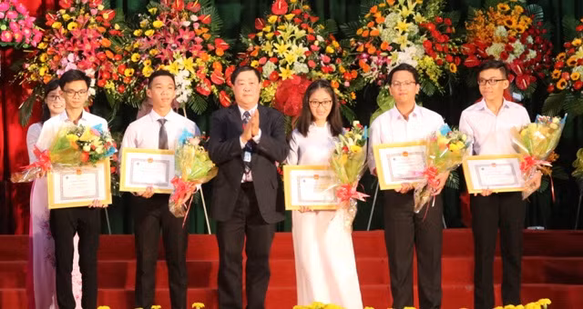 Chí Bền (bìa trái) là một trong 5 tân sinh viên khóa 44 Trường ĐH Cần Thơ được tuyên dương tại lễ khai giảng