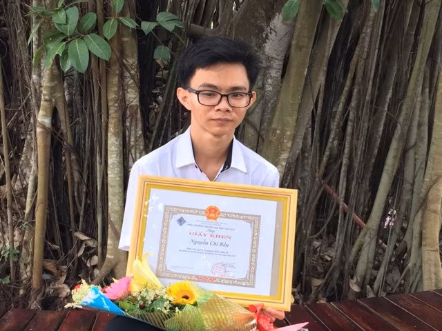 Chí Bền nhận hoa và giấy khen từ Trường ĐH Cần Thơ