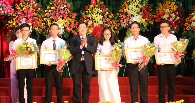 Chí Bền (bìa trái) là một trong 5 tân sinh viên khóa 44 Trường ĐH Cần Thơ được tuyên dương tại lễ khai giảng