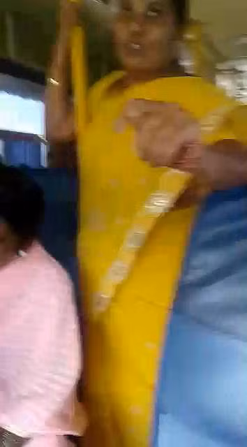 VIDEO: Khỉ lái xe buýt khiến hành khách kinh hãi - Hình 1