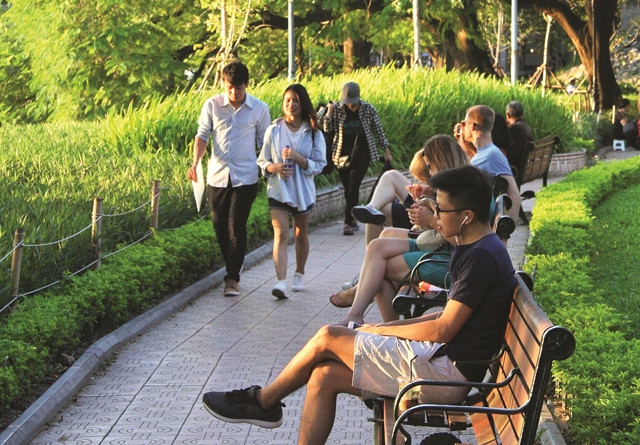 Người dân Thủ đô thong thả dạo bộ ngắm cảnh ven Hồ Gươm