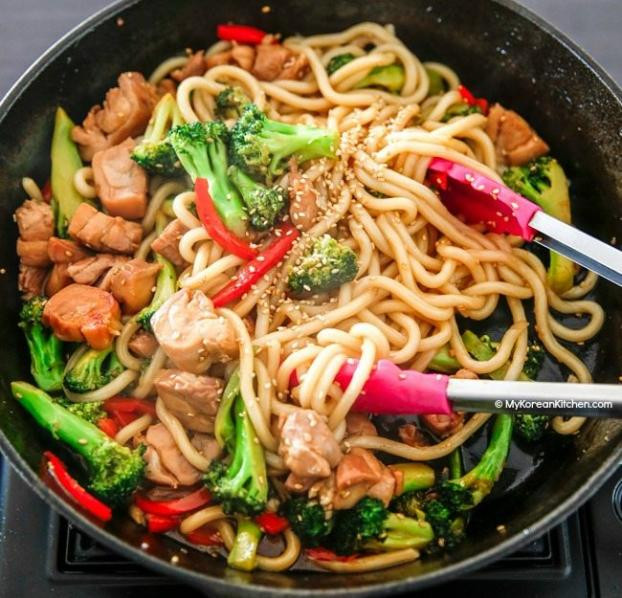 Công thức nấu món mì xào gà thơm 