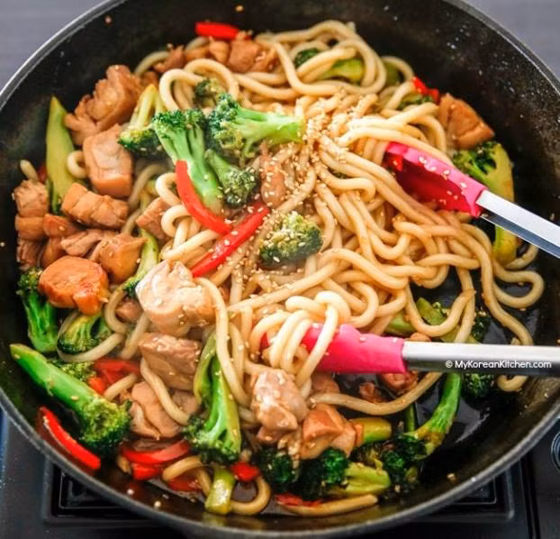 Công thức nấu món mì xào gà thơm 