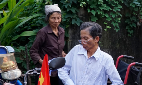 Hai chị em bà Hiền, ông Hảo trở về nhà sau buổi đi làm sáng 6/10. Hai chị em trở về nhà sau một buổi đi làm.Ảnh: Trọng Nghĩa.
