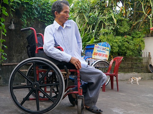 Ông Hảo cử động được tay chân ở tuổi ngũ tuần và bắt đầu tìm kế mưu sinh, san sẻ gánh nặng cơm áo cùng chị. Ông Hảo cử động được tay chân ở tuổi ngũ tuần và bắt đầu tìm kế mưu sinh san sẻ gánh nặng cơm áo cùng chị. Ảnh: Trọng Nghĩa.