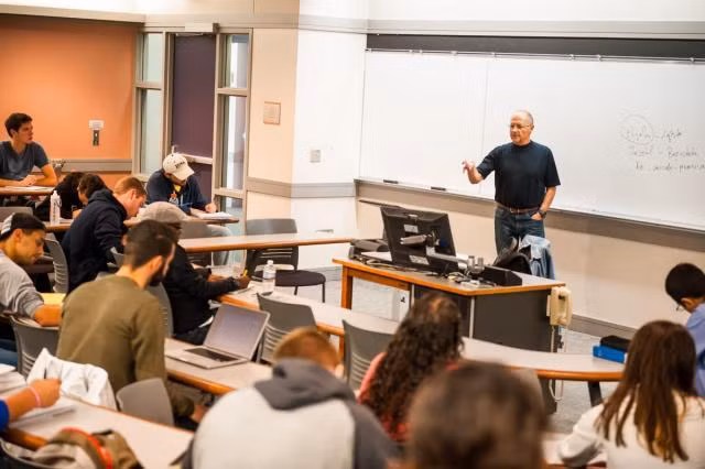 Tranh luận trong lớp học giúp sinh viên có cái nhìn đa chiều