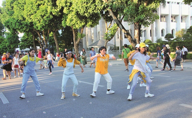 Các bạn trẻ của nhóm nhảy CetB Crew đang thu hút sự chú ý của du khách bằng những vũ điệu sôi động, hấp dẫn