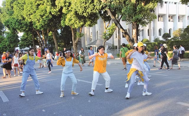 Các bạn trẻ của nhóm nhảy CetB Crew đang thu hút sự chú ý của du khách bằng những vũ điệu sôi động, hấp dẫn