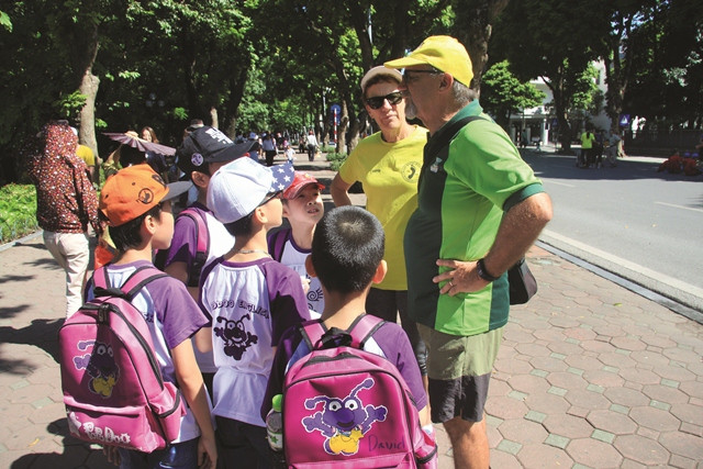 Các cháu ở Trung tâm Anh ngữ Popodoo được cô giáo dẫn đi thực hành kỹ năng giao tiếp tiếng Anh với du khách nước ngoài