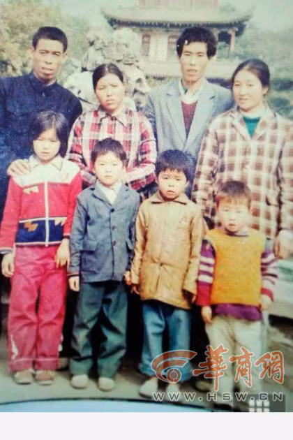 Một bức ảnh gia đình bà Thái Hà chụp trước khi con mất tích. Ảnh: HSW.