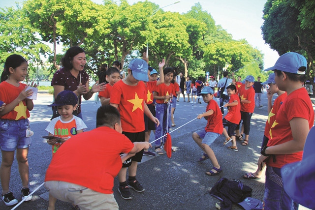 Các em HS Trường Tiểu học Hoàng Lê (Hưng Yên) được các thầy cô giáo dẫn đi ngoại khóa và tham gia các trò chơi như nhảy dây, kéo co... ở Hồ Gươm