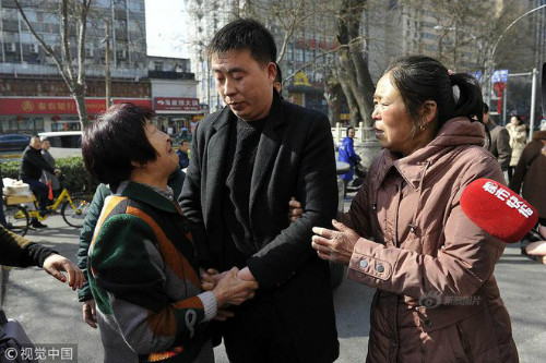 Bà Thái Hà (bên trái) đón con trai trong vòng tay. Bà Thái Hà (bên trái) đón con trai trong vòng tay. Ảnh: Sina.