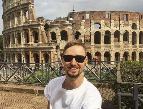 Chàng trai trẻ người Anh tới tham quan Đấu trường La Mã ở Italy. Chàng trai trẻ người Anh tới tham quan Đấu trường La Mã ở Italy. Ảnh: BBC.