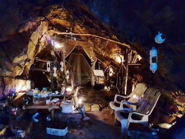 Jatuphum bắt đầu sống trong hang động khoảng 8 tháng trước đây