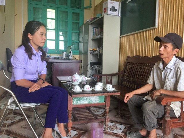 Cô Kim Anh tiếp phụ huynh đến nhờ cô giúp đỡ vì con bị bạn trêu làm mất dép Cô Kim Anh tiếp phụ huynh đến nhờ cô giúp đỡ vì con bị bạn trêu làm mất dép