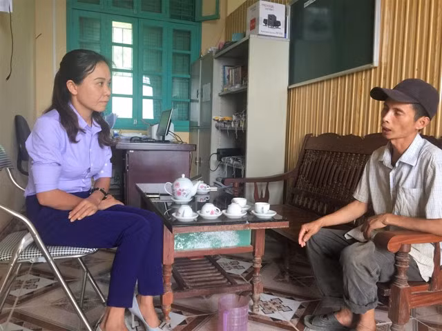 Cô Kim Anh tiếp phụ huynh đến nhờ cô giúp đỡ vì con bị bạn trêu làm mất dép