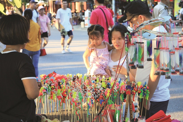 Thời tiết mùa thu mát mẻ dễ chịu, thích hợp cho hoạt động vui chơi, giải trí của các gia đình trẻ vào dịp cuối tuần